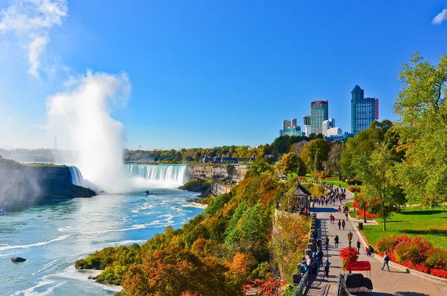 Die Niagara-Fälle in Ontario an einem sonnigen Tag im Spätsommer.