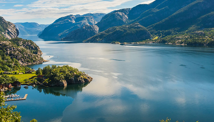 Blick auf norwegische Fjorde und Berge
