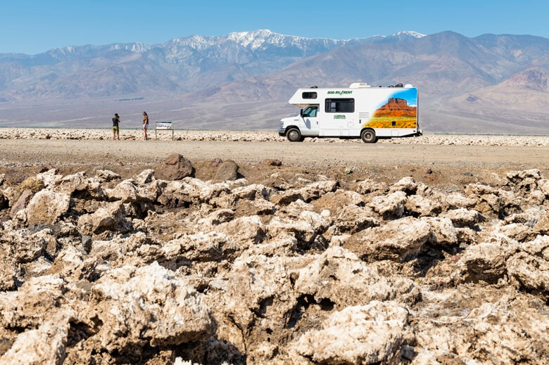 Zwei Personen parken mit dem Wohnmobil in Death Valley