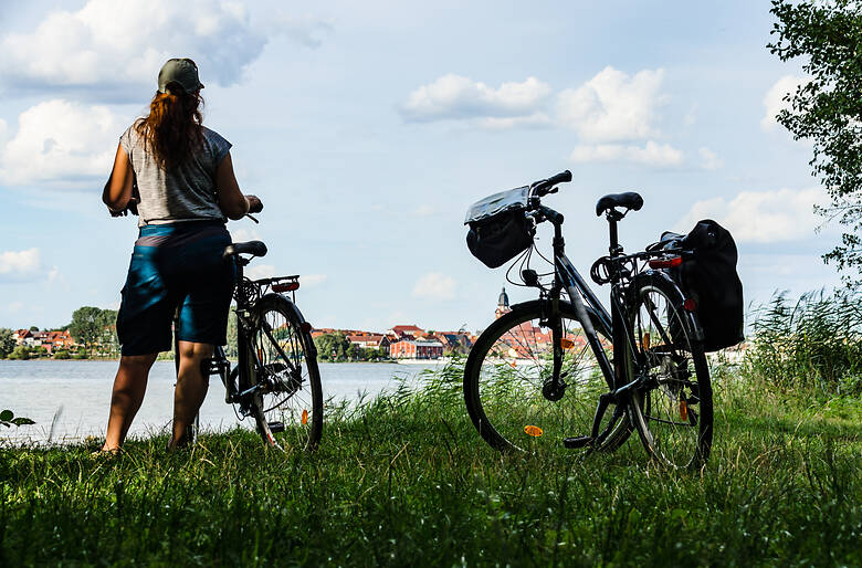 Radfahren an der Müritz Blick auf Waren