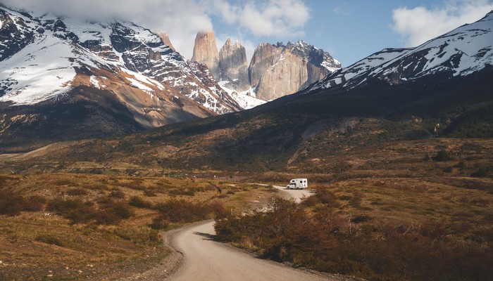 Bergstraße mit Wohnmobil im Torres del Paine, Chile