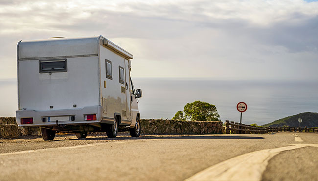 Camper parkt an einem Straßenrand in Portugal.