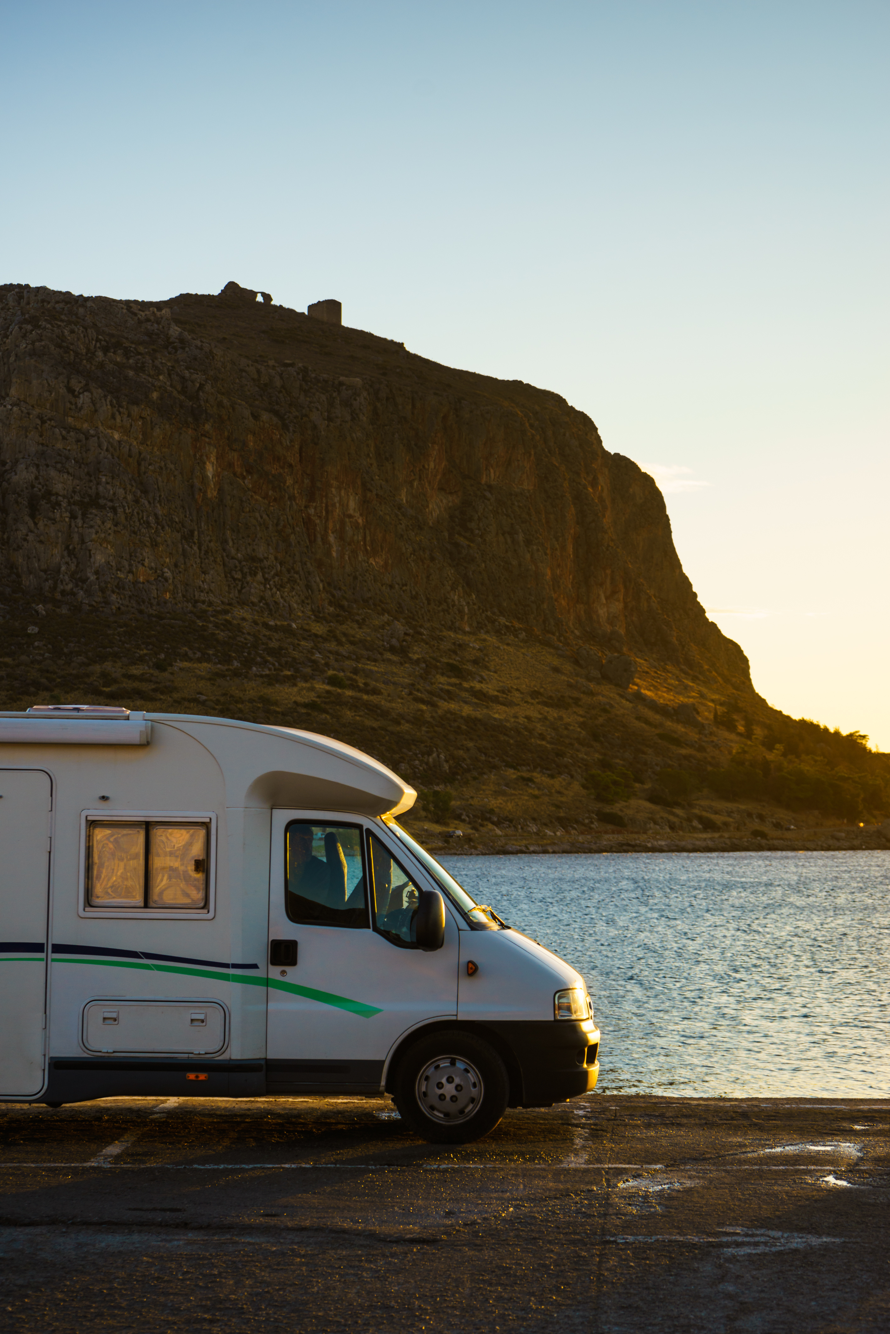 Wohnmobil parkt in Grichenland am Meer