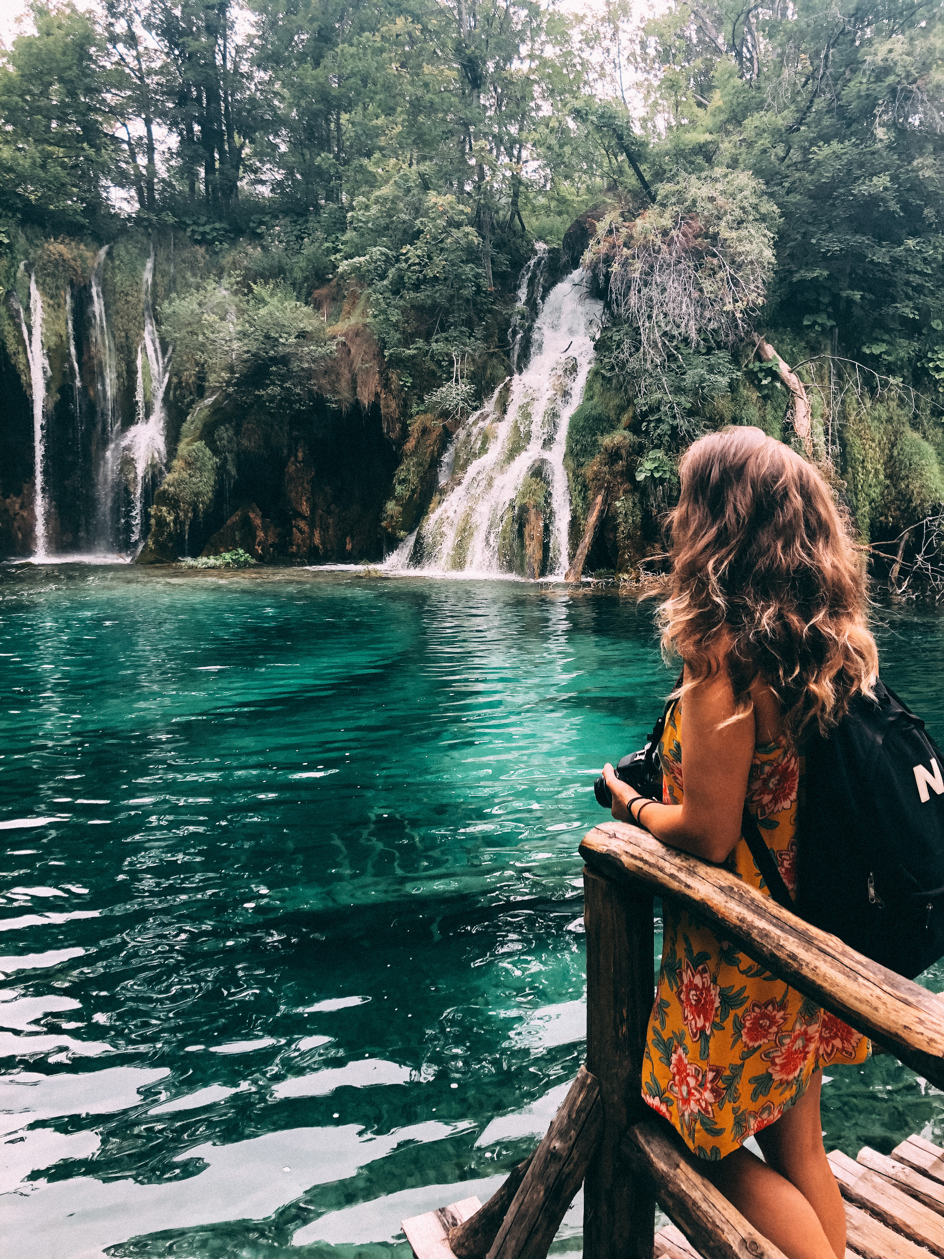 Frau an den Wasserfällen in Kroatien