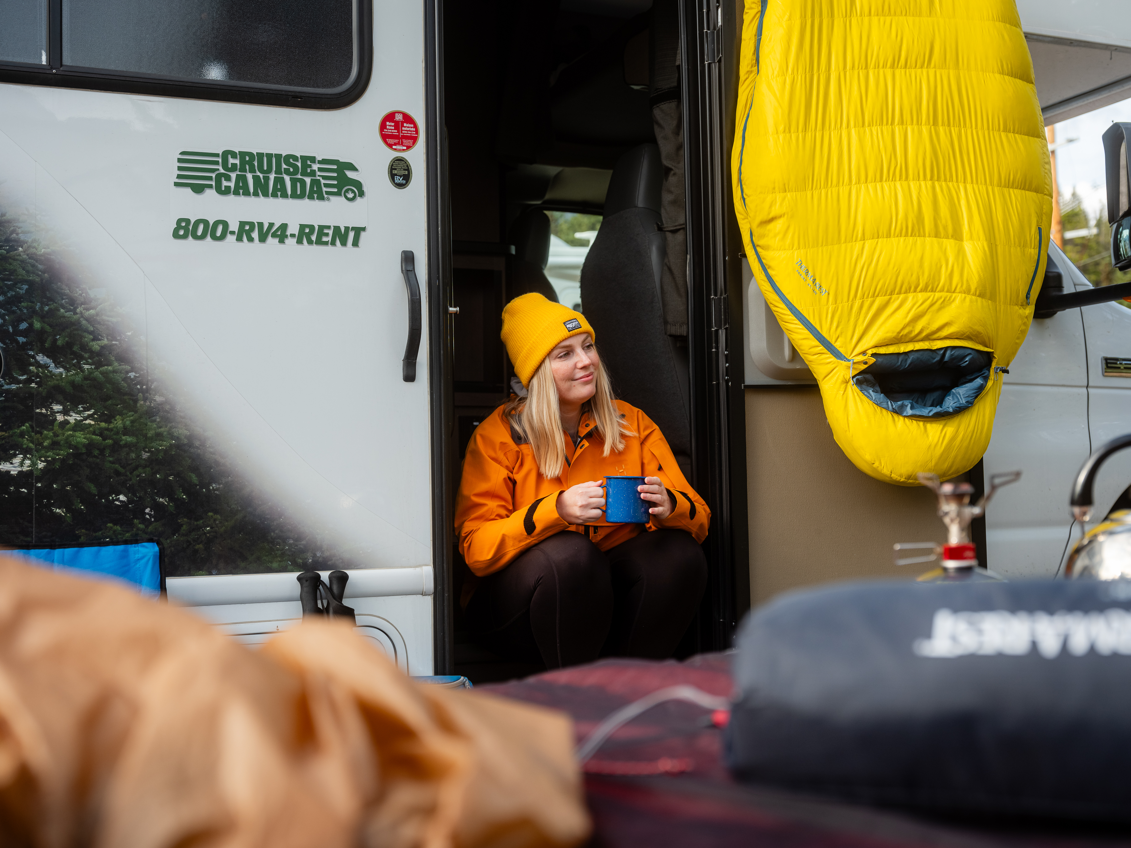 Frau auf einem Campingplatz in Nordamerika
