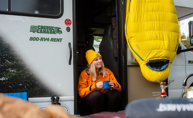 Frau auf einem Campingplatz in Nordamerika