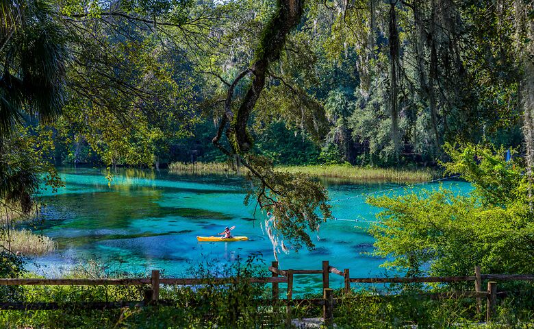 Frau fährt Kanu in Florida im Nationalpark