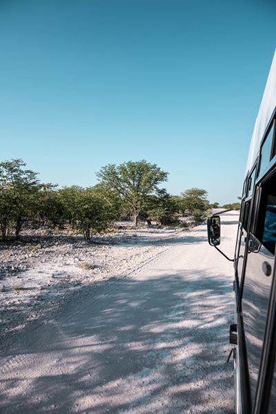 Camper im Etosha-Nationalpark in Namibia