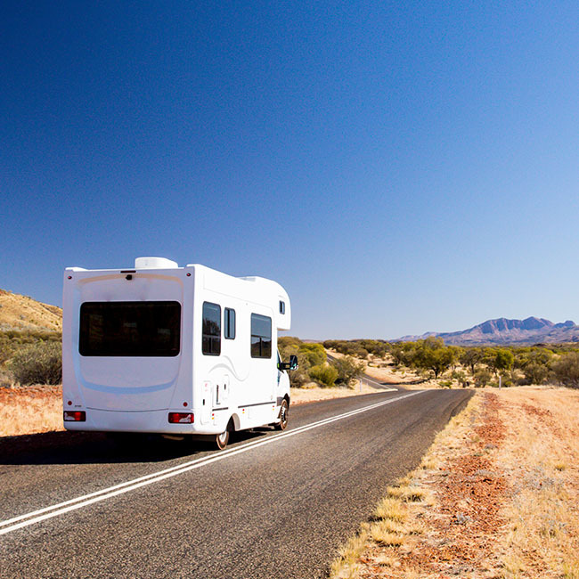 Ein Camper fährt auf einer Straße im Northern Territory