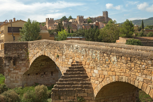 Pont Vell y la fortaleza de la ciudad de Montblanc, Cataluña, España