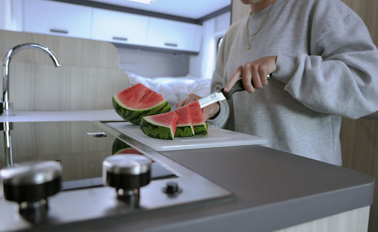 Wassermelone zubereiten in Camper-Küche