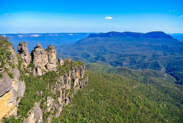 Punkt widokowy Three Sisters z punktu widokowego Echo Point w Parku Narodowym Gór Błękitnych w pobliżu Sydney, Australia