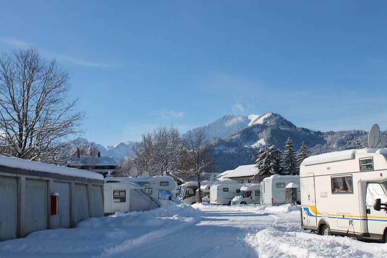 Winterurlaub mit dem Wohnmobil auf einem Campingplatz im Schnee