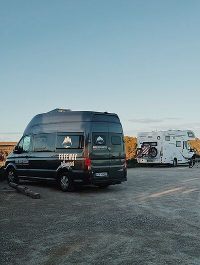 Camper auf einem Stellplatz in Spanien
