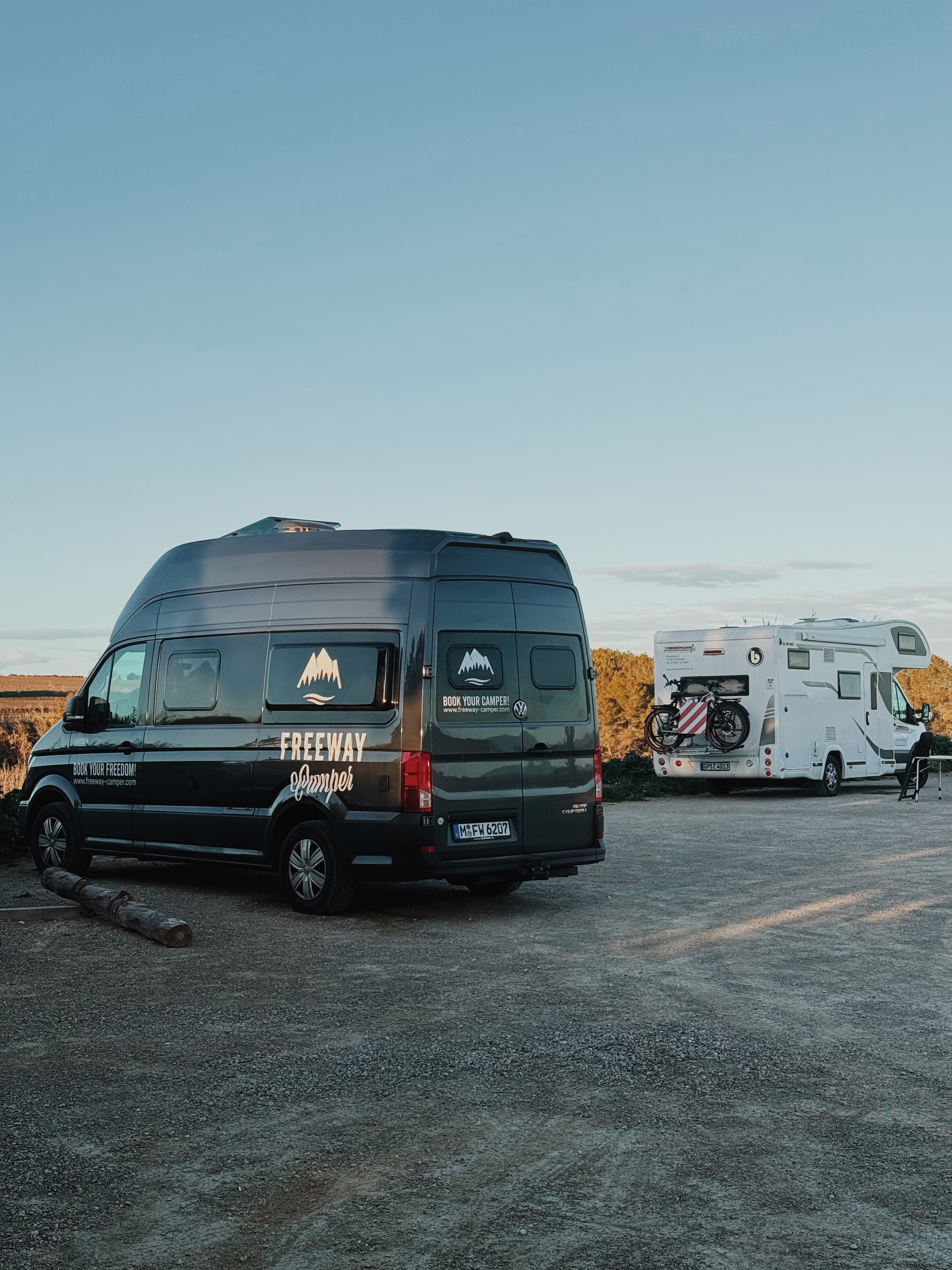 Camper auf einem Stellplatz in Spanien