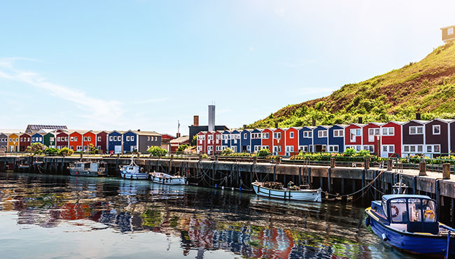 Eine bunte Häuserreihe am Wasser auf Helgoland.