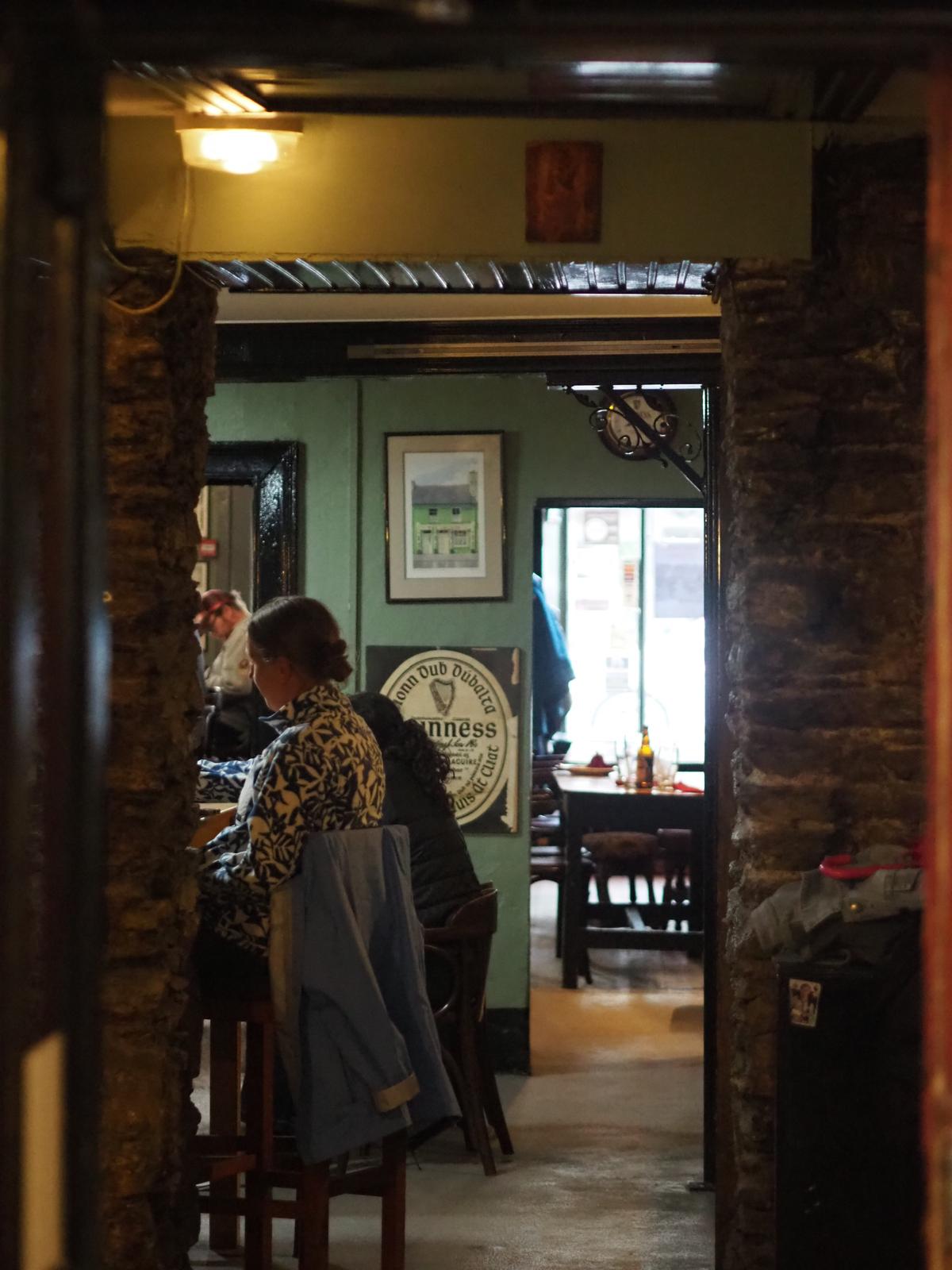 Vrouw in een pub in Ierland 
