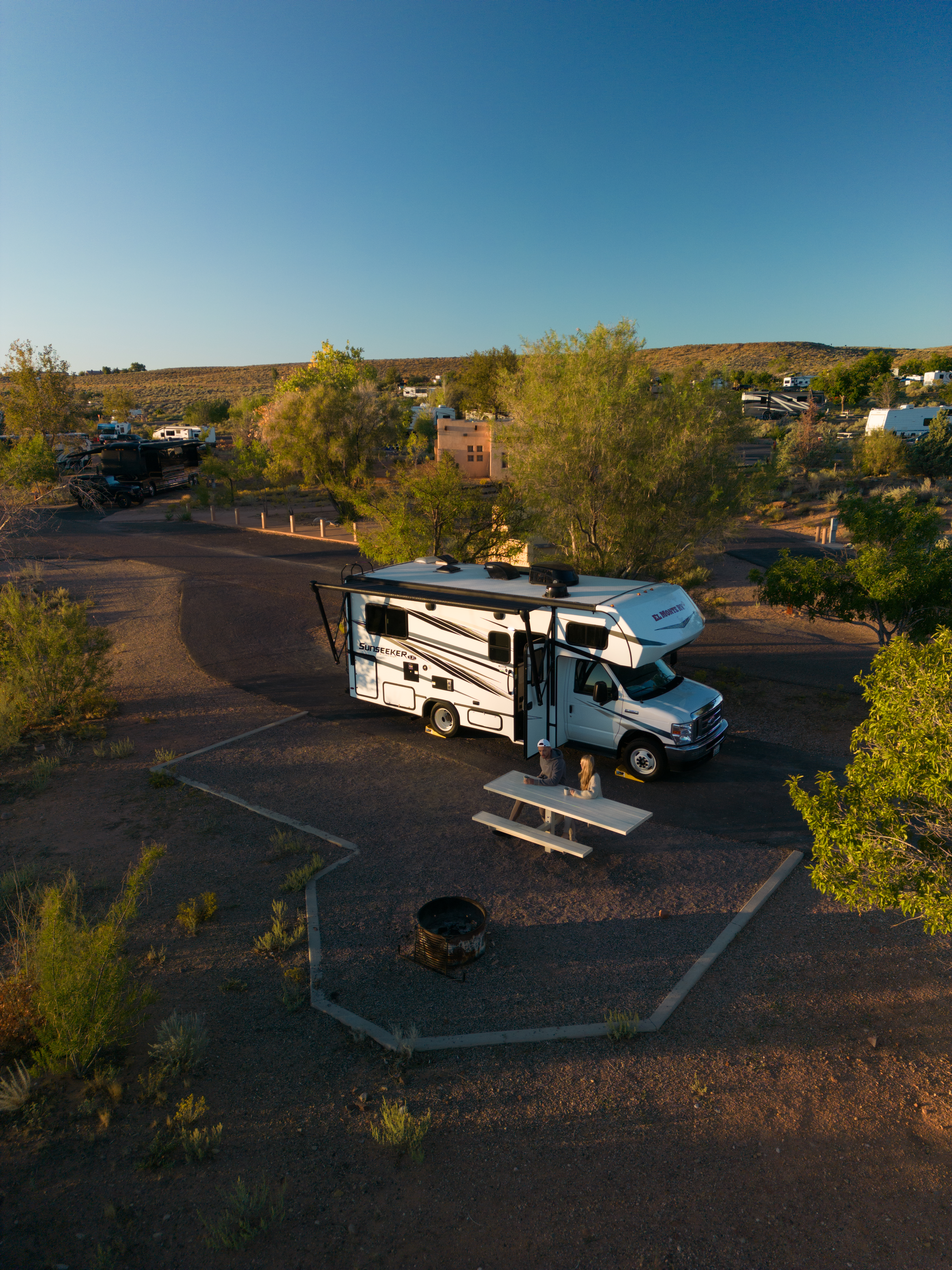Wohnmobil parkt auf Campingplatz in den USA