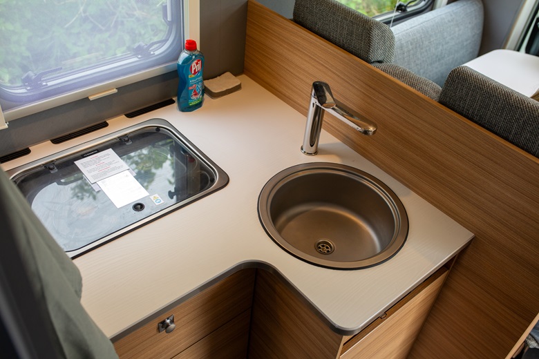 Wohnmobil-Küche mit Waschbecken und Kochfeld