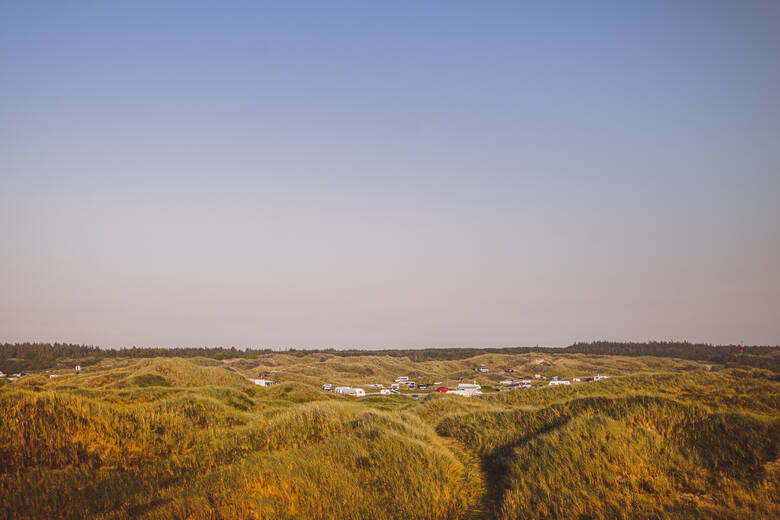 Wohnmobile campen in den Dünen in Dänemark