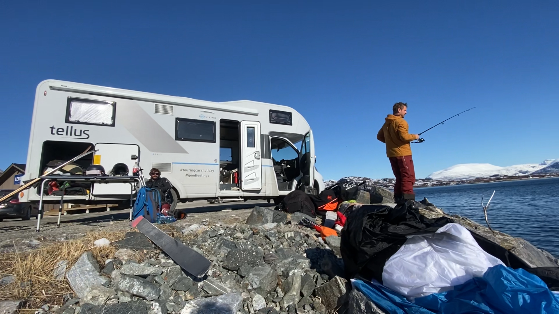 Männer angeln mit dem Wohnmobil