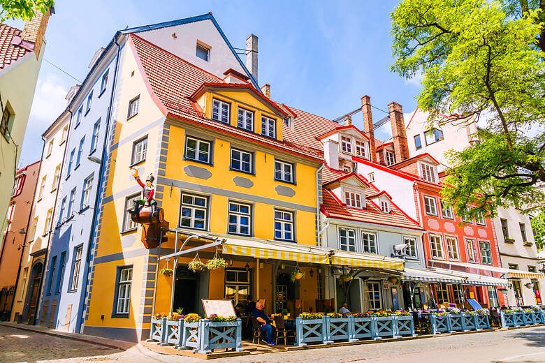 Bunte Häuser und Cafés in Riga