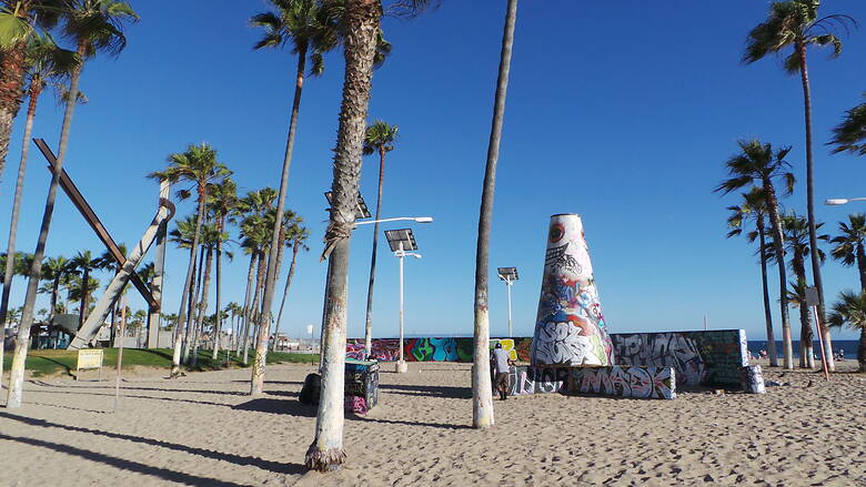 Palmen, Strand und Graffitis am Venice Beach in L.A.
