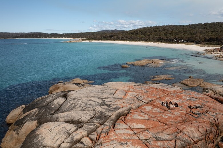 Strand in Australien mit orangeroten Felsen