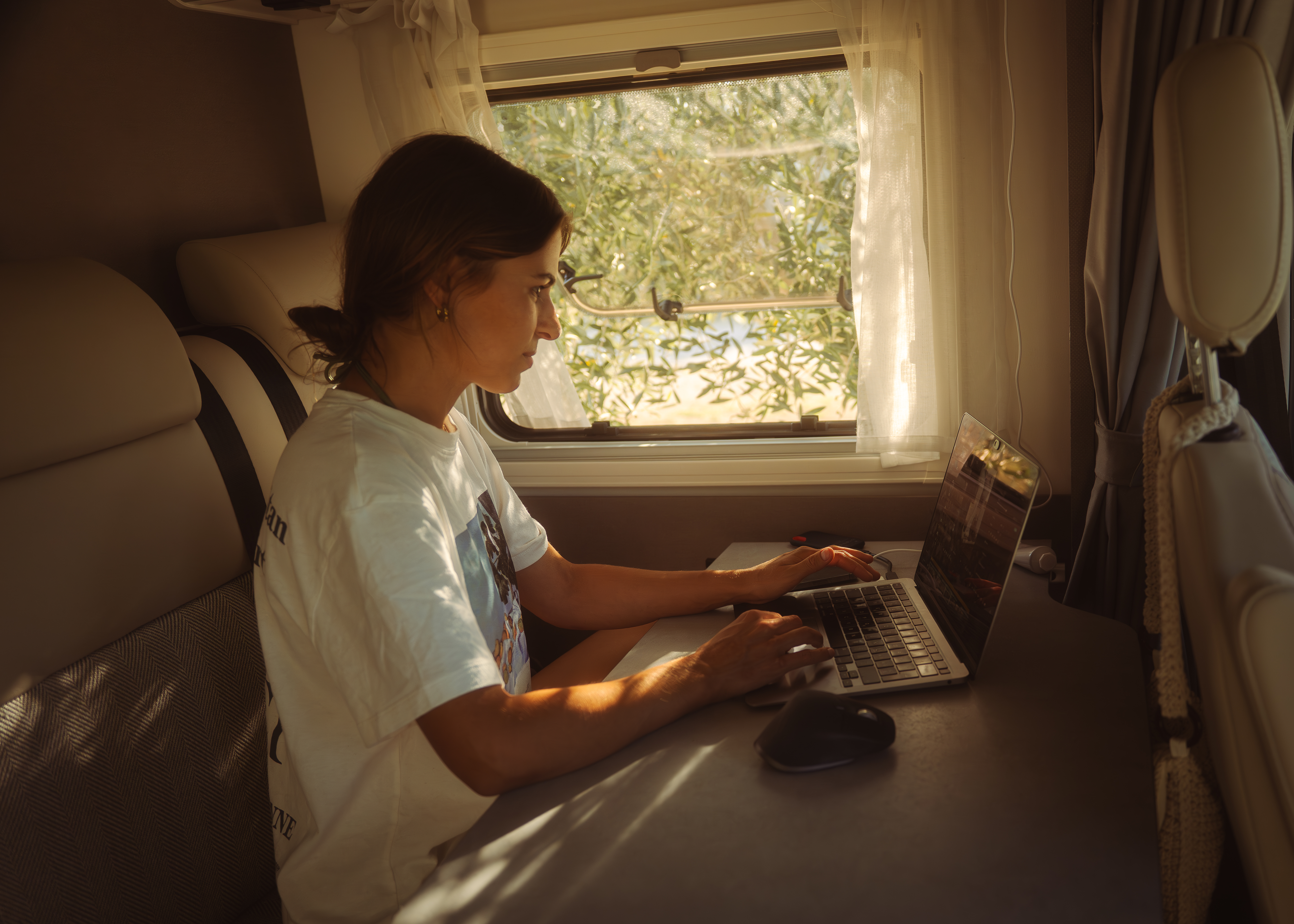 Frau arbeitet im Camper 