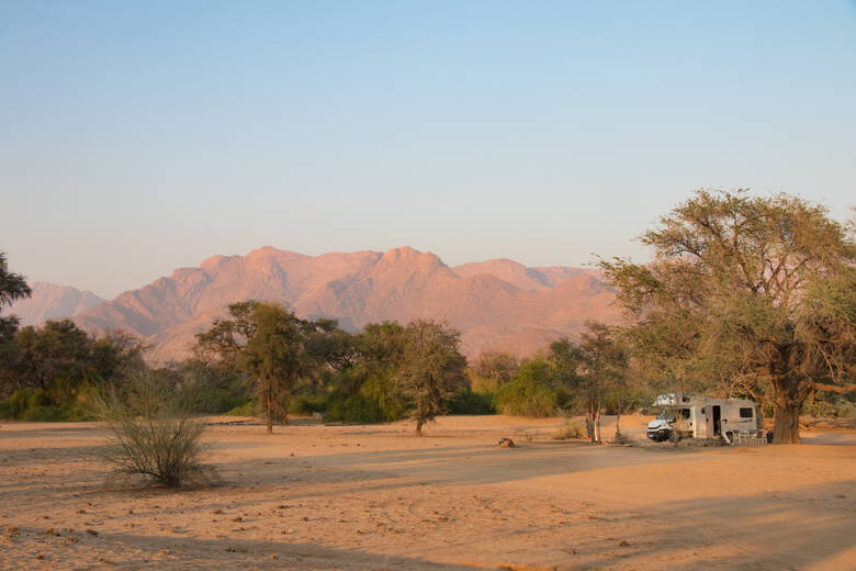 Camper in der namibischen Wüste