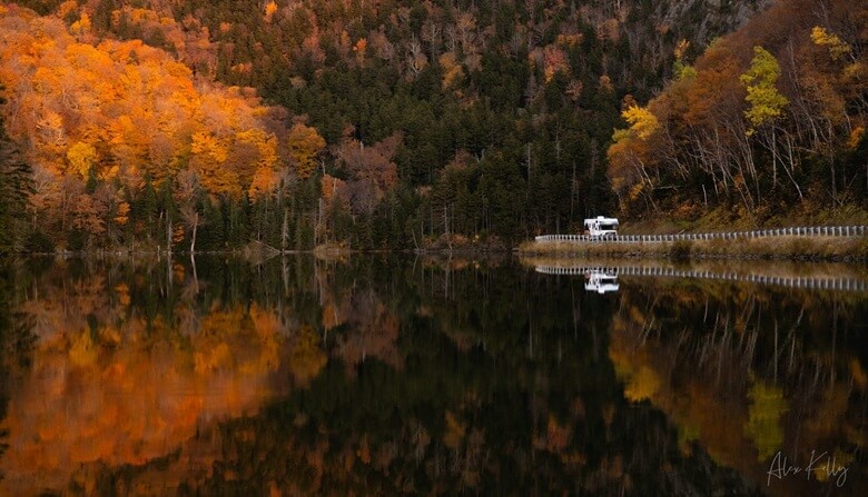 Wohnmobil spiegelt sich im Wasser in einer Herbstlandschaft in den USA