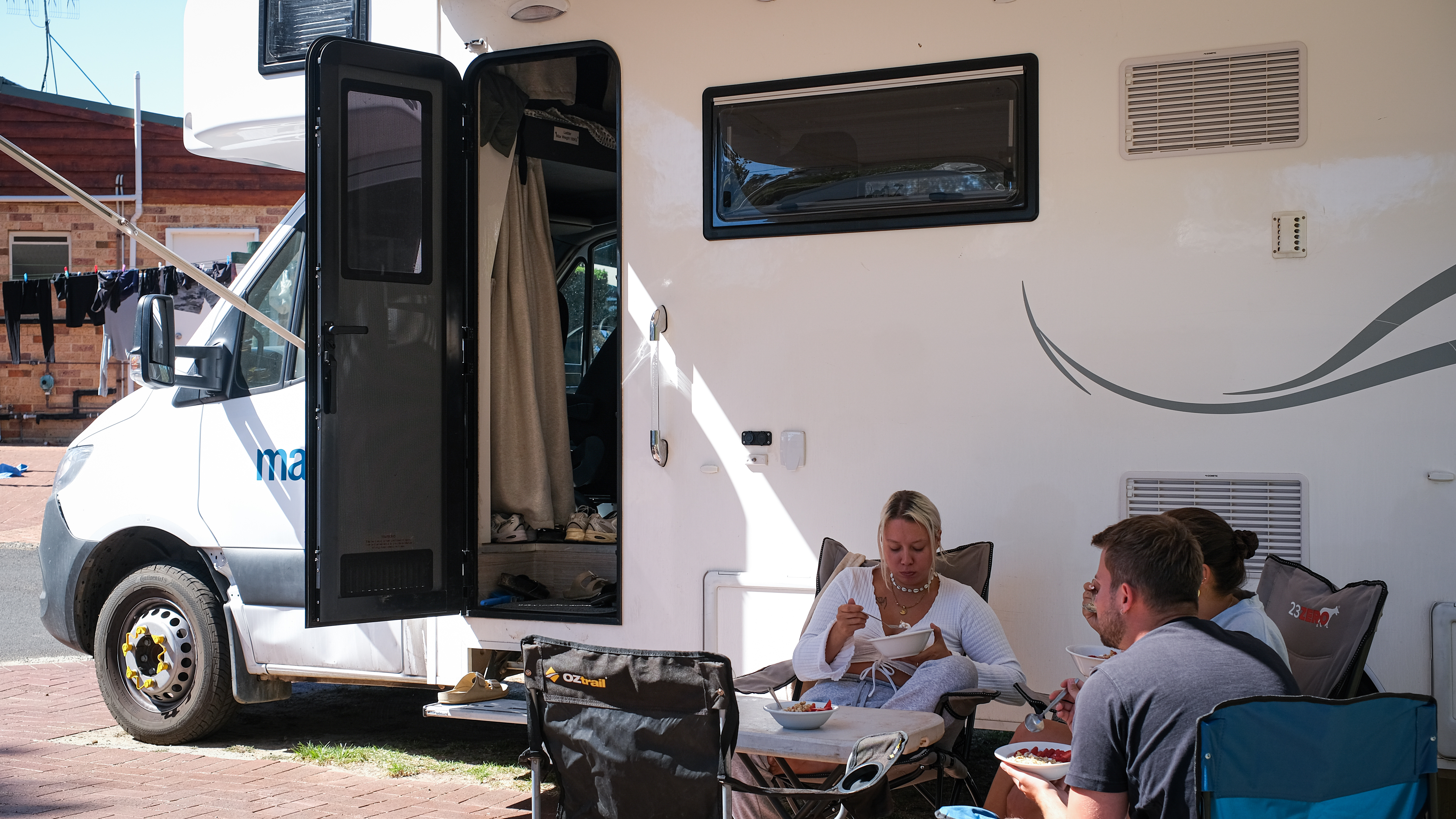 El grupo de amigos come juntos en la caravana.