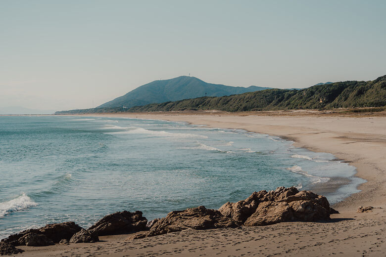 Sandstrand in Japan im Süden des Landes