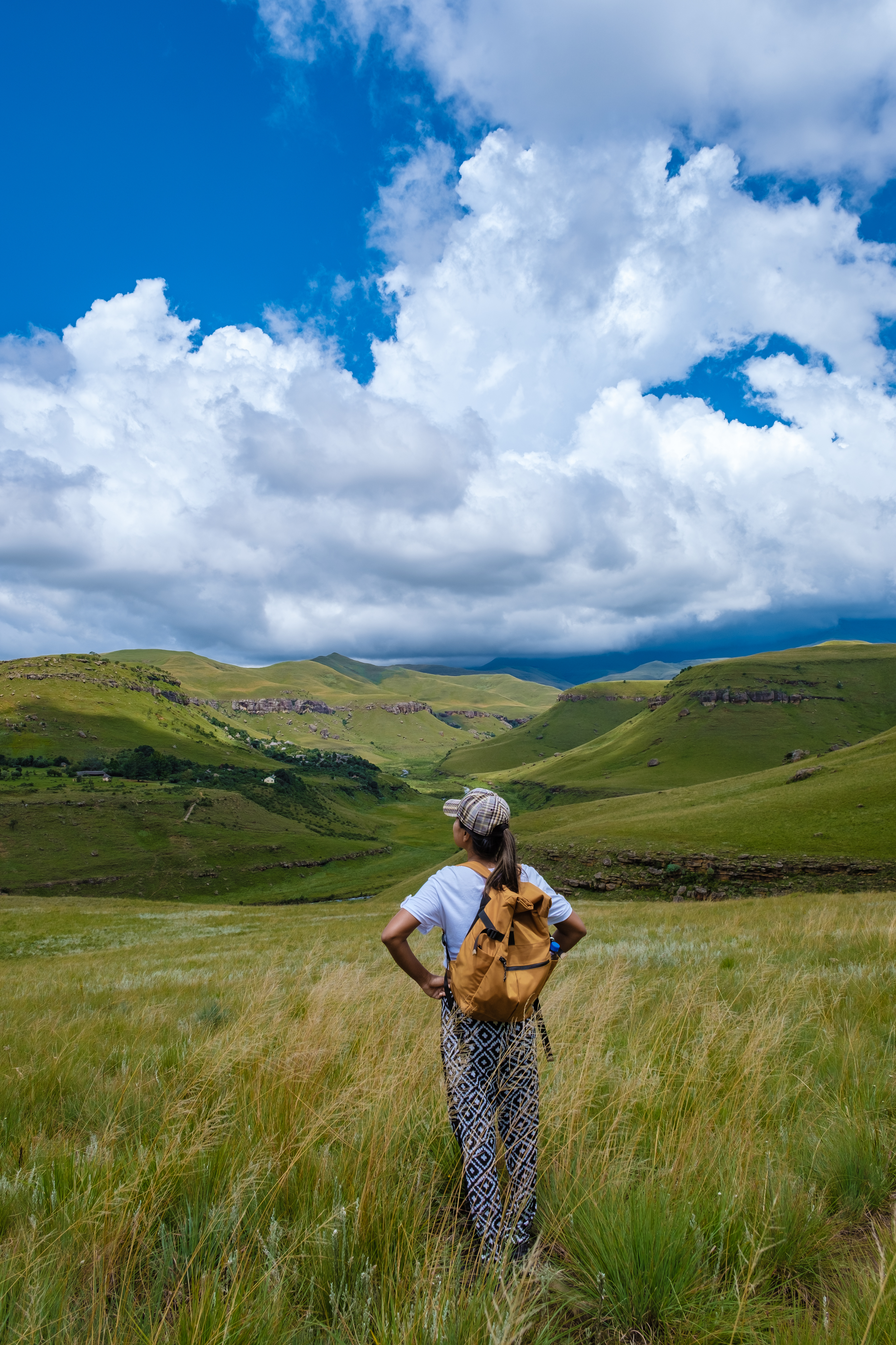 Frau geht in den Drakensbergen in Südafrika wandern
