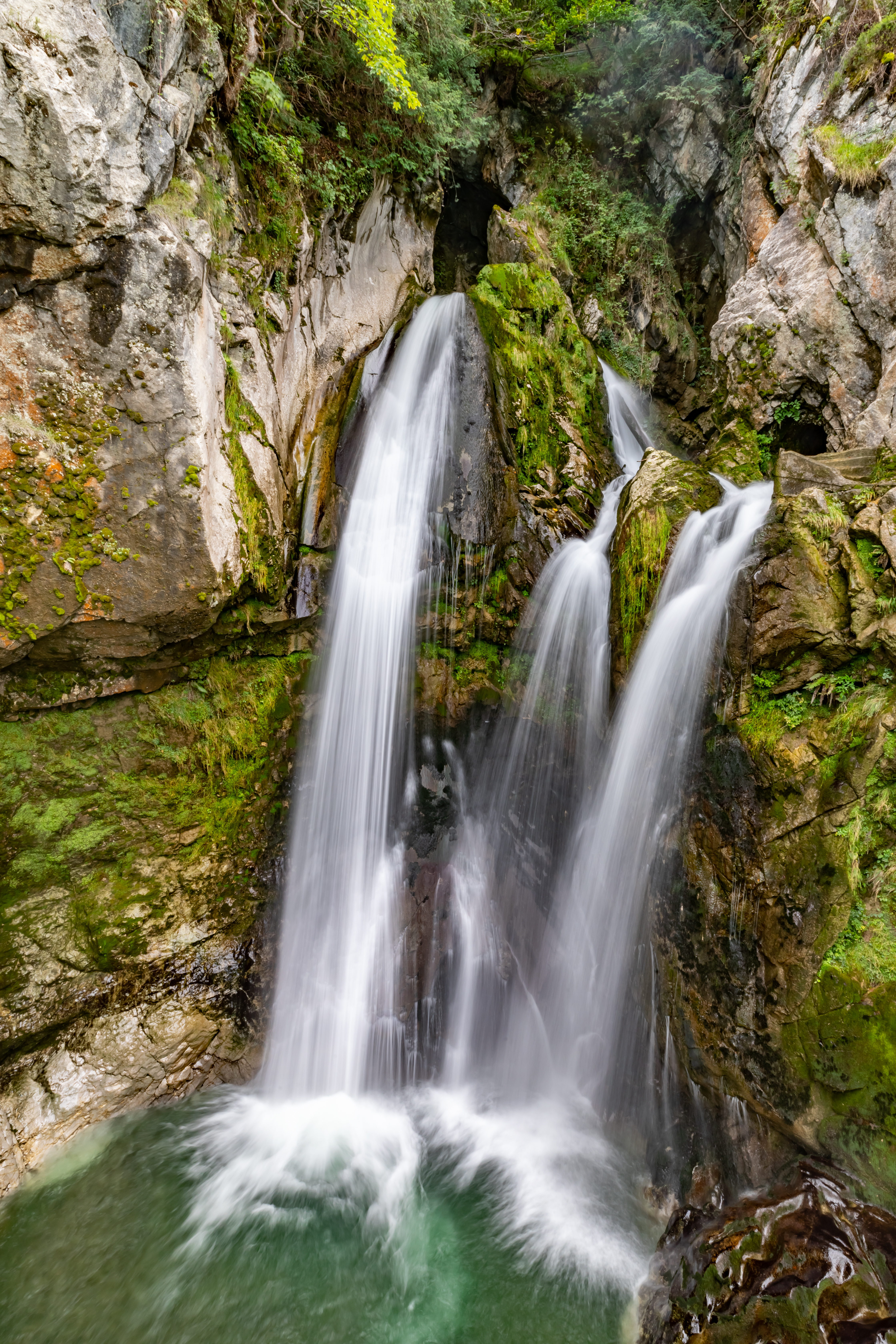 Wasserfall in einer Schlucht am Vierwaldstättersee