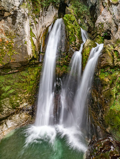 Wasserfall in einer Schlucht am Vierwaldstättersee