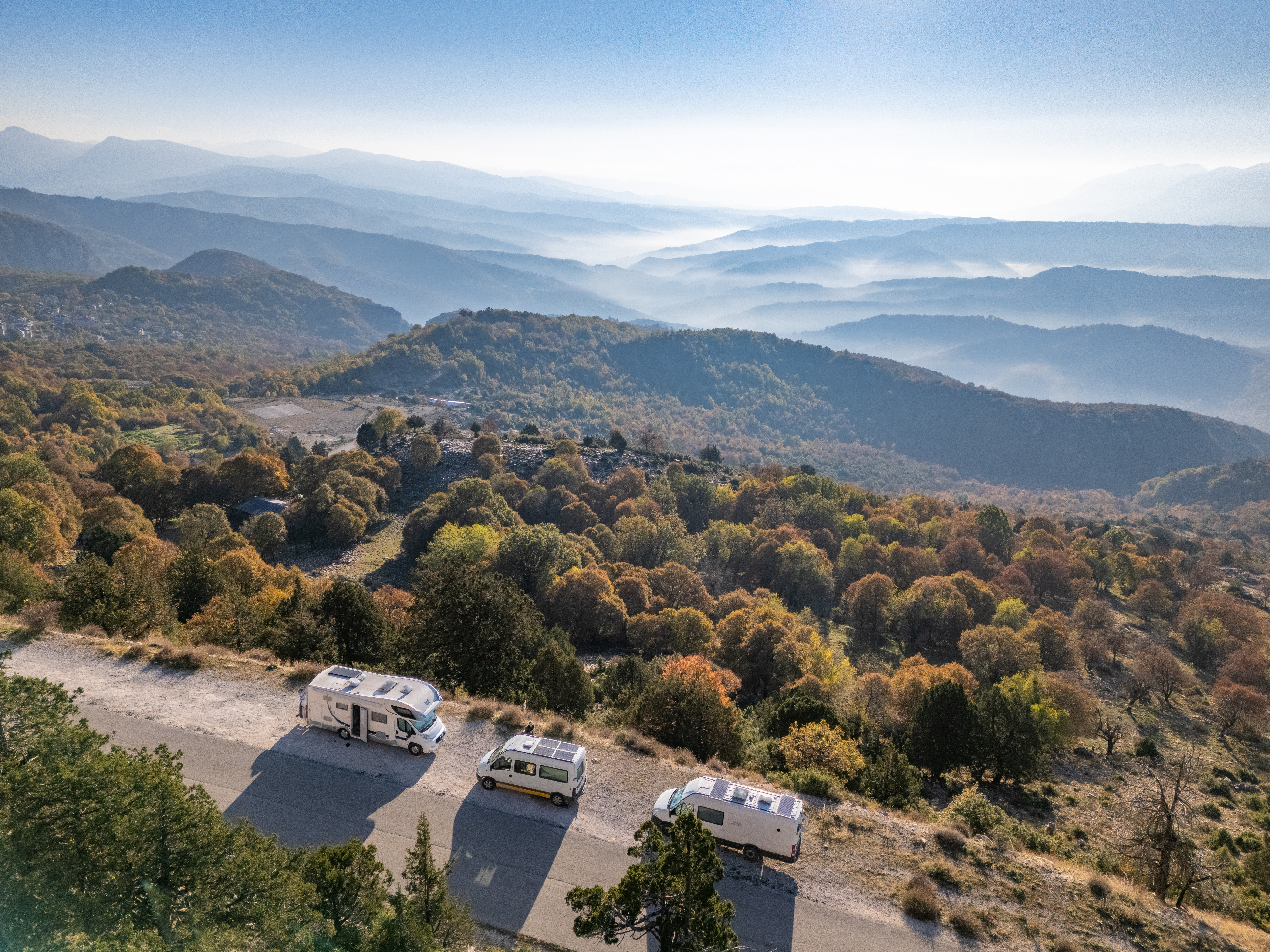 Wohnmobile in Griechenland mit Blick auf die Berge