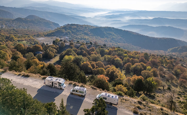 Wohnmobile in Griechenland mit Blick auf die Berge