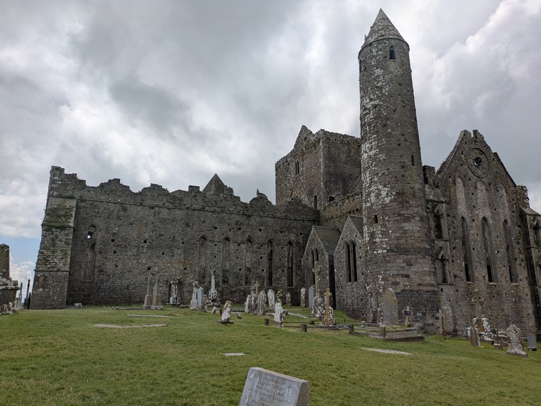 Gräber an der Festungsruine Rock of Cashel in Irland