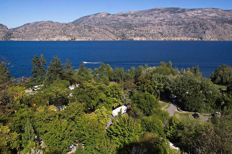 Wohnmobile campen am Okanagan Lake in Kanada mit Blick auf den See