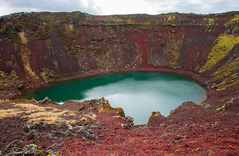 Krater in Island mit türkisfarbenen Wasser