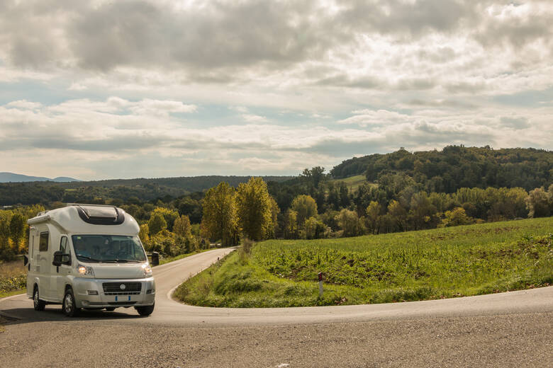 Wohnmobil in Italien fährt nach Vorschrift mit Abblendlicht