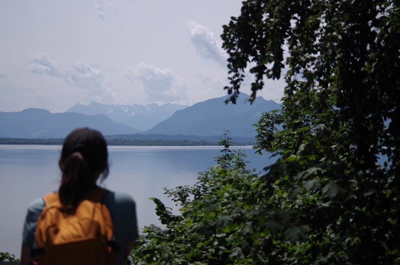 Wanderung um den Chiemsee mit Blick auf die Alpen