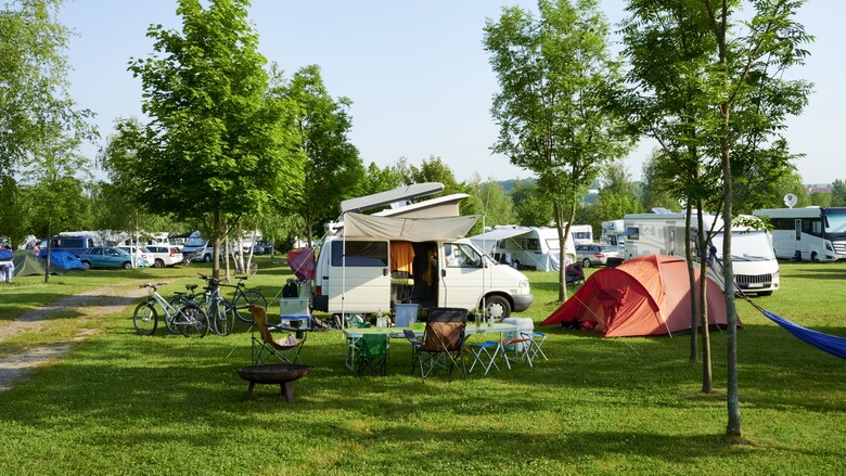 Vacaciones en camping: unas cuantas autocaravanas en un camping idílico.