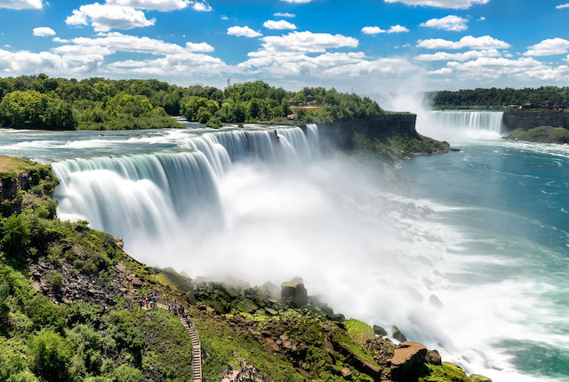 Niagara spada między USA i Kanadą.