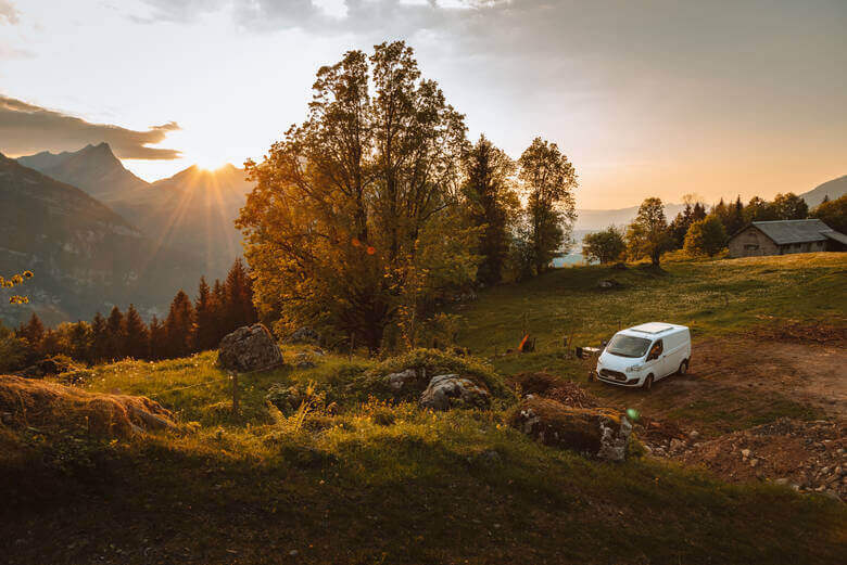 Camping in den Schweizer Alpen bei Sonnenuntergang
