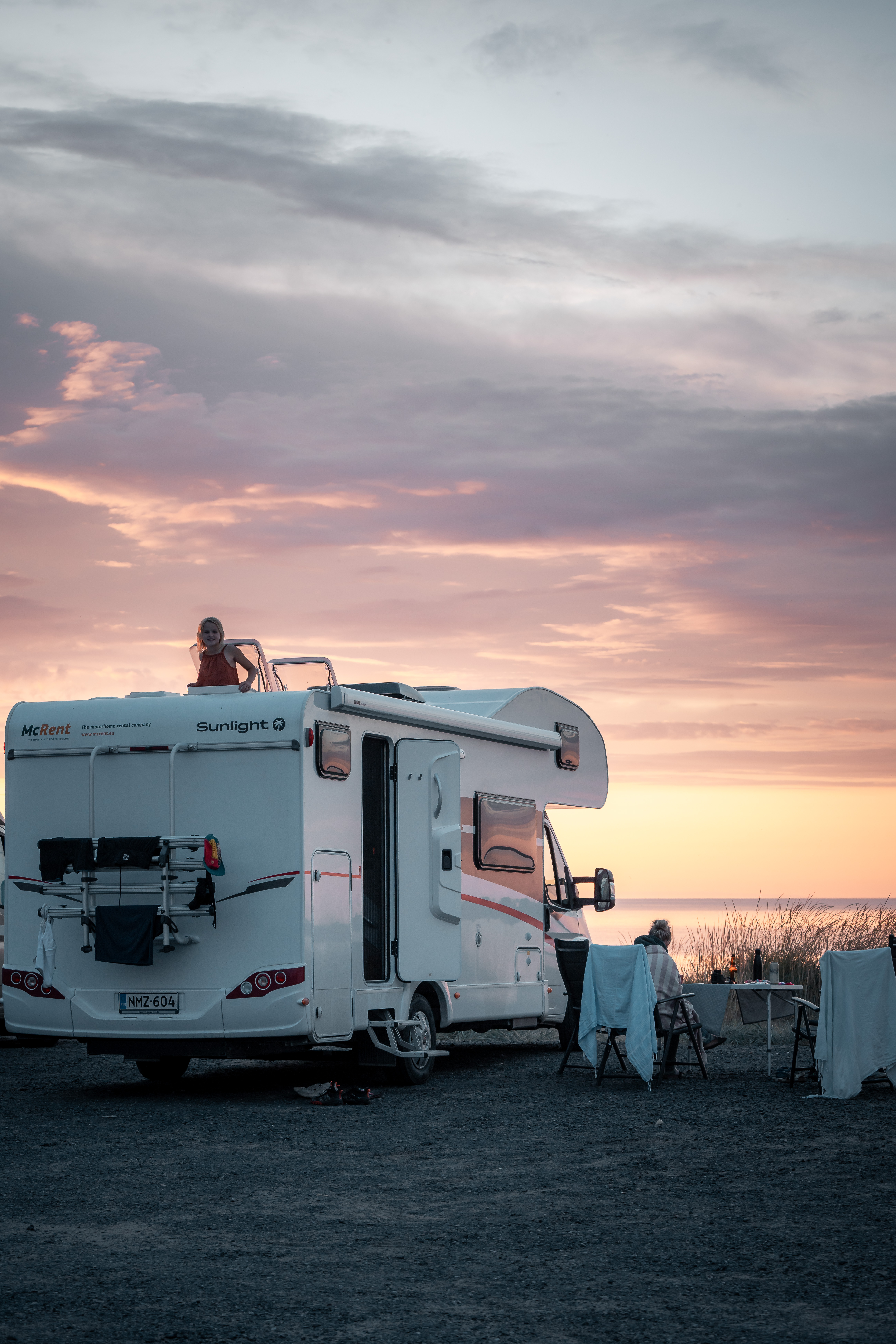 Kind schaut aus dem Wohnmobil