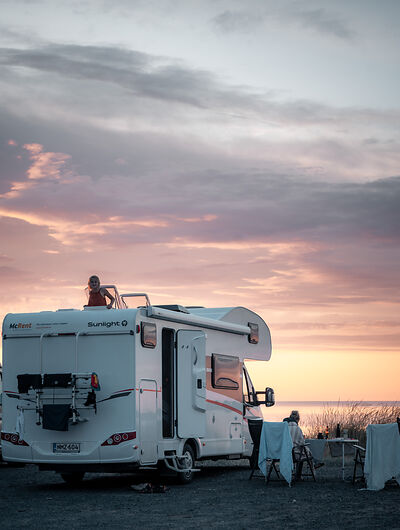 Enfant regardant depuis le camping-car