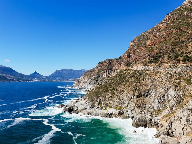 Klippenküste Südafrikas auf der Garden Route (Chapmans Peak Drive)