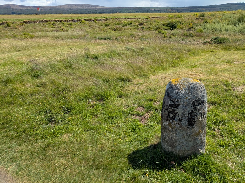 Grabstein auf den Culloden Schlachtfeldern in Schottland